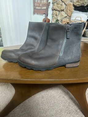 Sorel Waterproof Dark Brown / Gray Leather & Suede Zip Ankle Boots
